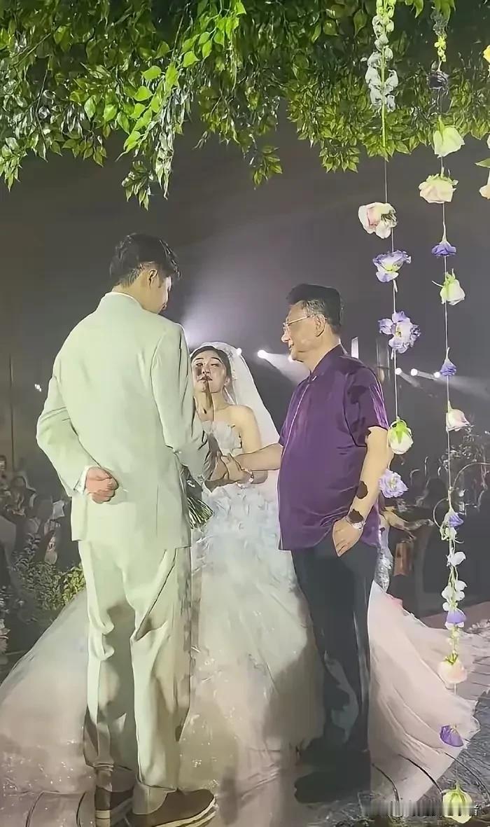王宁和金龟子真的好重视女儿的婚礼呀。那人打扮的很中式。只不过金龟子永远也改变不了
