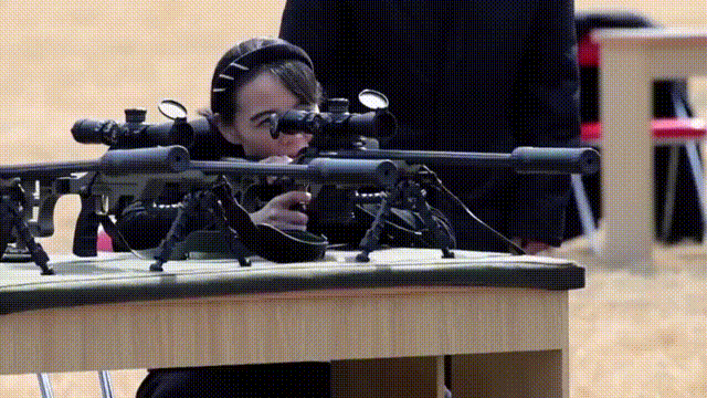 金与正持枪打靶，感觉很狠！