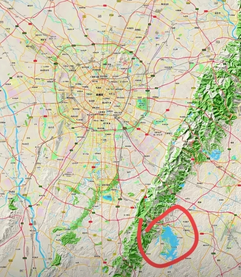 看成都市的地图，感觉成都这一马平川的平原地形本来挺不错的，但在东边突然冒出来个龙