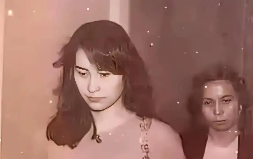 1993年香港一场葬礼上，早已嫁入豪门的何超琼红着眼眶，硬是顶着世俗非议和两大家族的忌讳走上前去扶灵