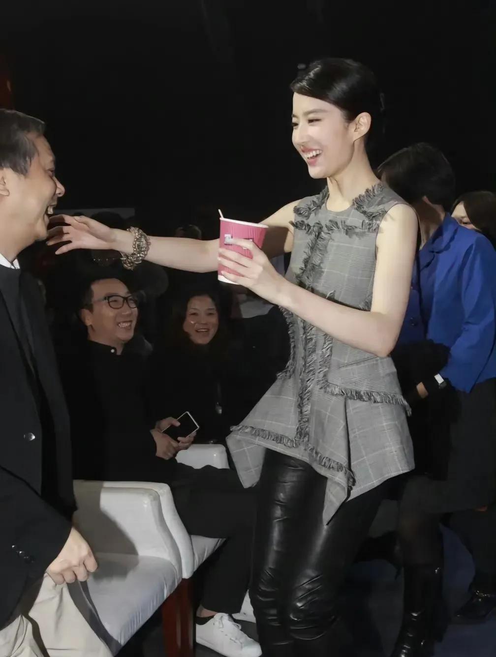 救命！谁还没看过刘亦菲这段“咖啡突袭导演”的名场面啊！[笑着哭]刷到这段被时光尘
