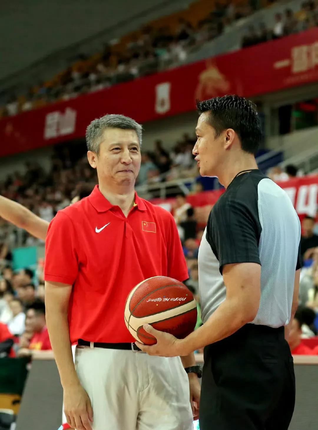 恕我直言！男篮小将王俊杰有实力冲击NBA，亚洲杯打韩国打出国家队代表队，韩国球员