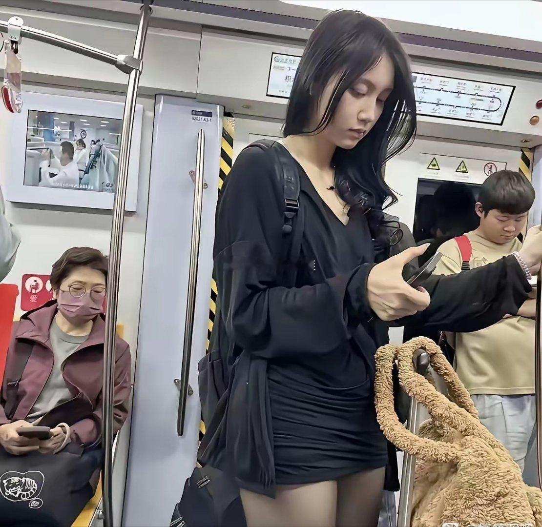 脸那么小的人腿怎么会这么粗，感觉有点不协调呢​​​​