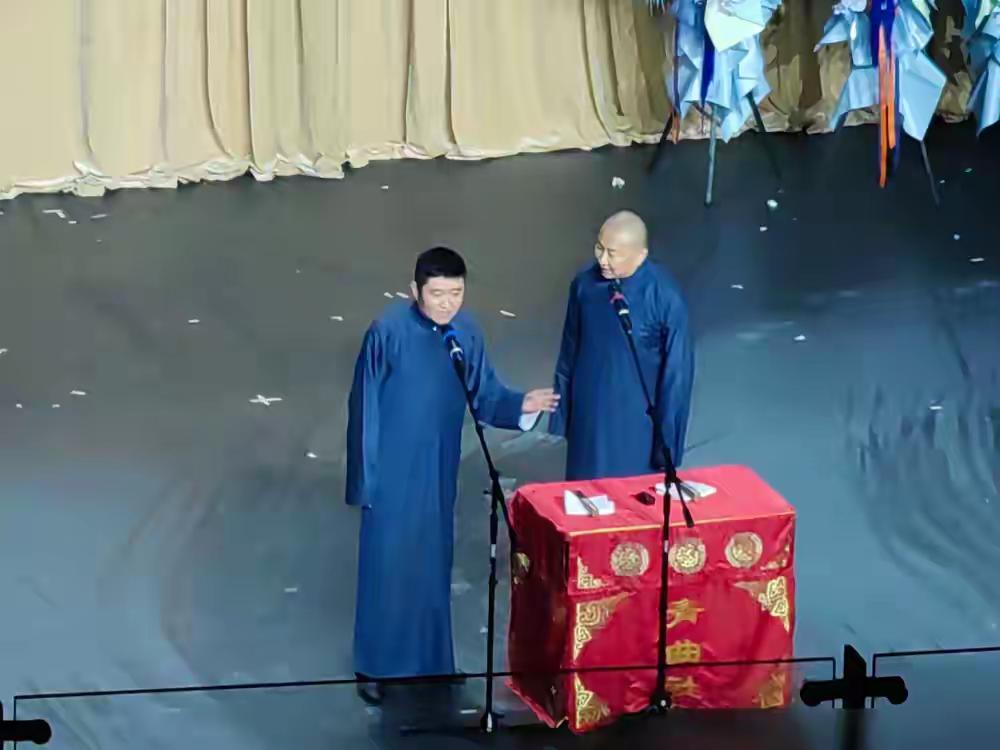 师父出国了，德云社剩下小岳岳独守老营。稳坐中军帐的岳云鹏可没闲着，十六日那晚，