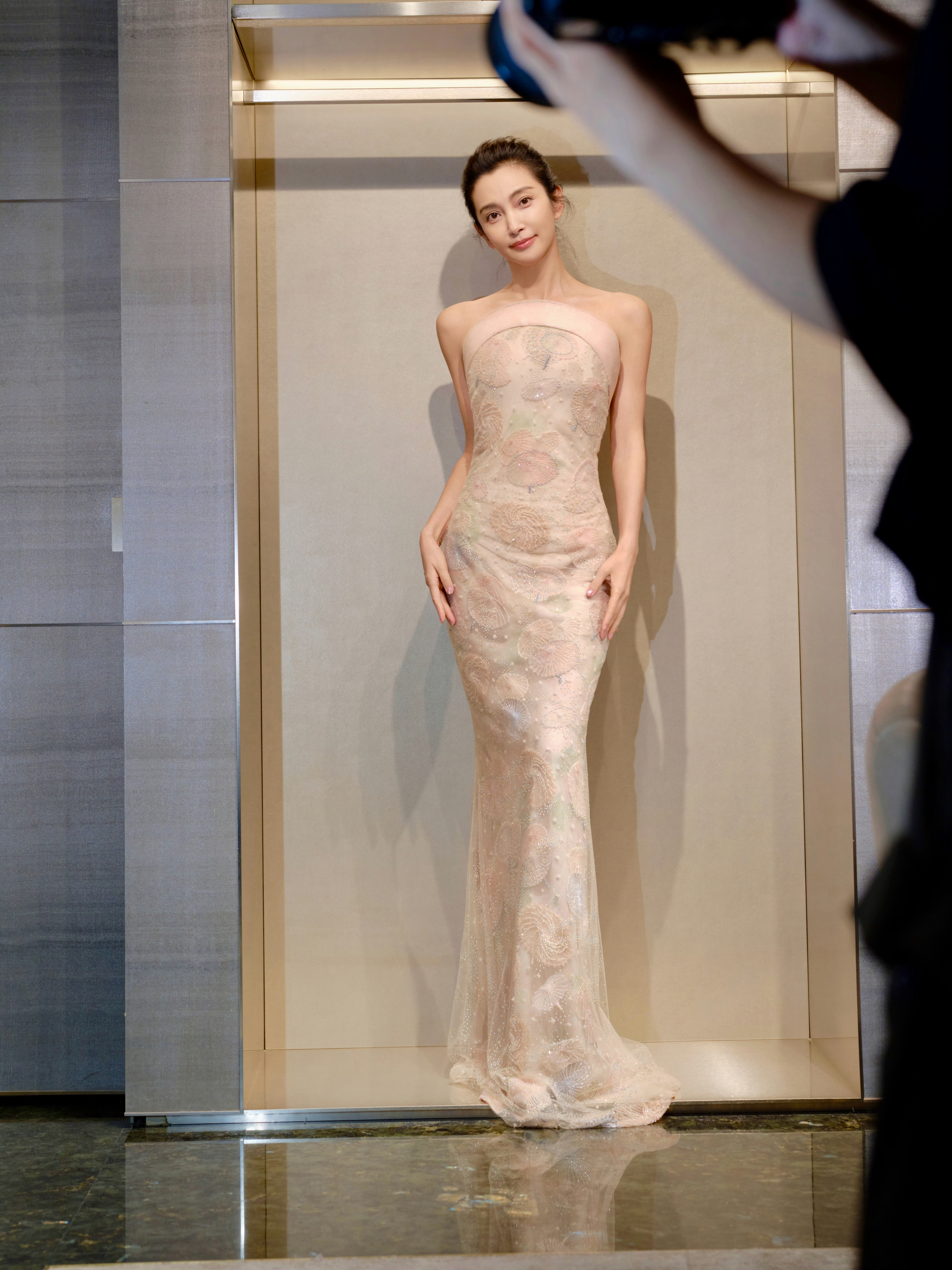 李冰冰｜ArmaniPrivé一张花絮新照，姐又带来了一身ArmaniP