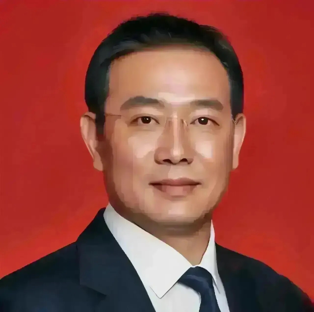 什么叫人情世故：1、饭局上，领导说：“加个微信”！老实人说：“我扫您”。聪明