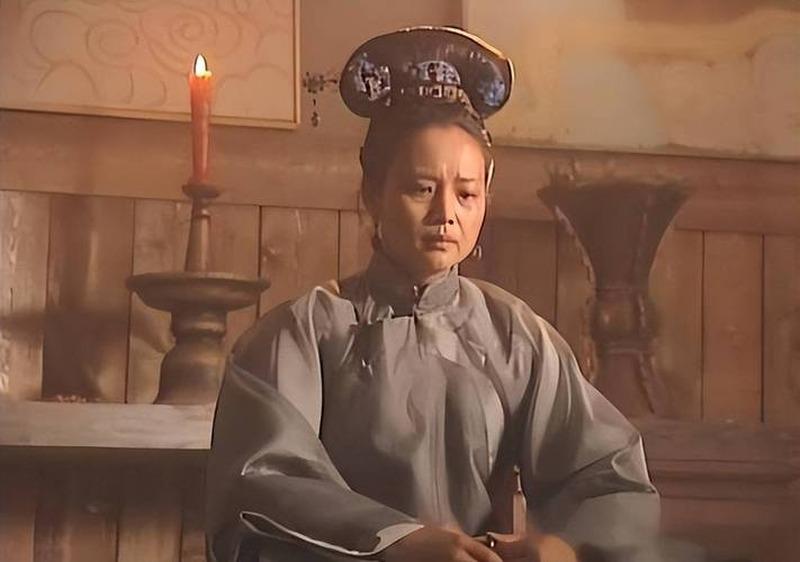 皇子为宫女守灵百日，这件事在清宫制度里从未有过先例。1705年秋，康熙四十四