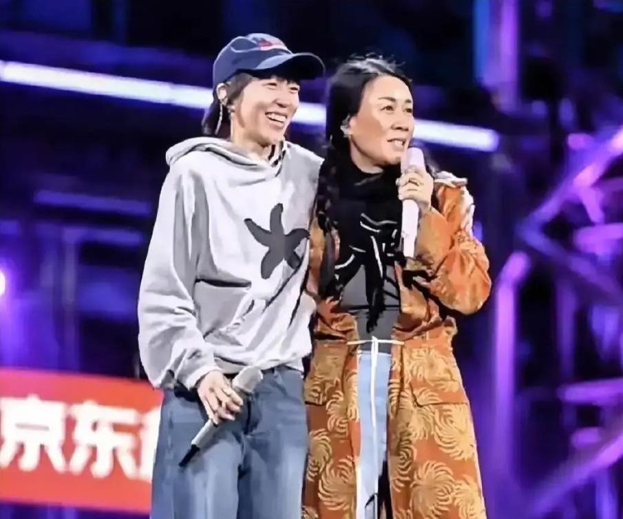 窦靖童一声“阿姨”，把星二代最难得的分寸感演明白了。2023年《声生不息·音乐派对》第七期，她唱完跟