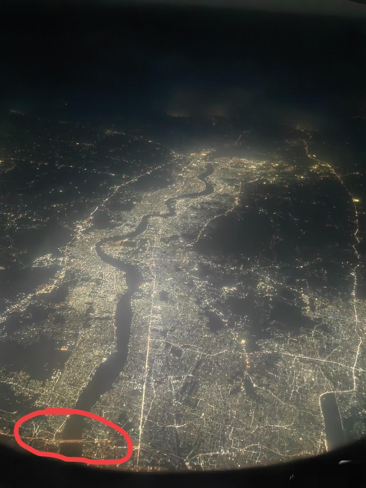 这么宽的江河，就这么一座桥，基建经济肯定很差[捂脸哭][捂脸哭]