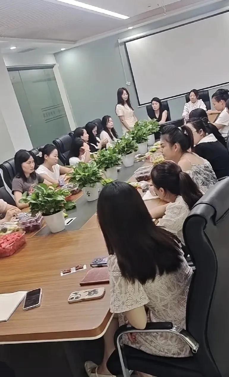 公司的新项目为了抢时间上限，老板一纸通知，要求研发人员这段时间全员停休，有人私下