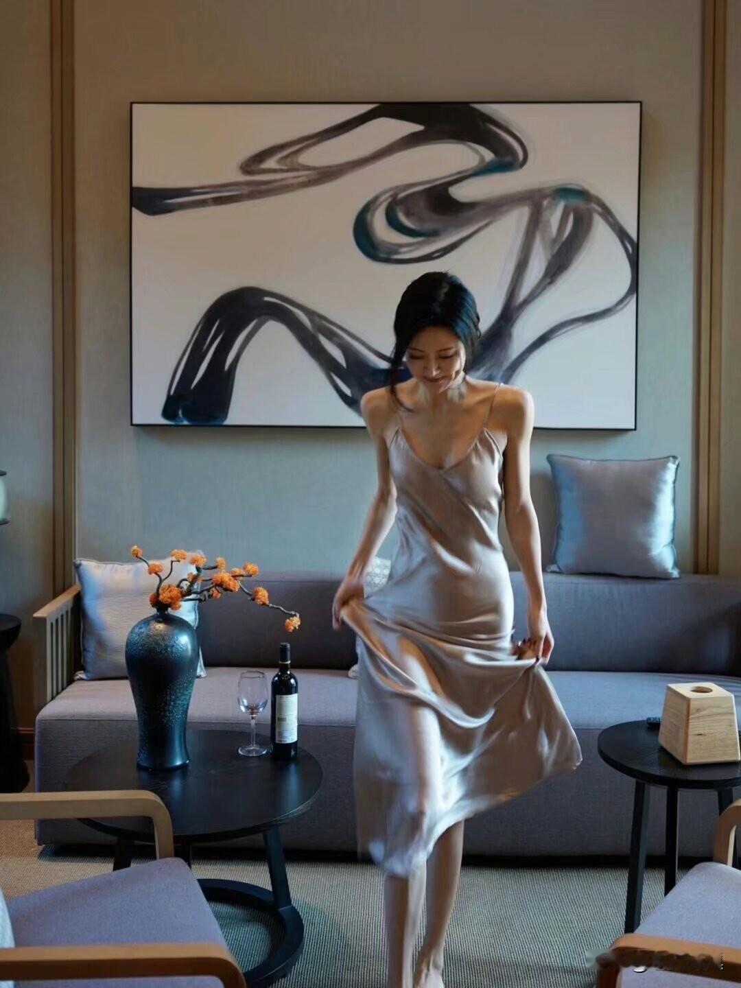 人和人最初认识的样子最好，虚伪又热情，温柔又浪漫。