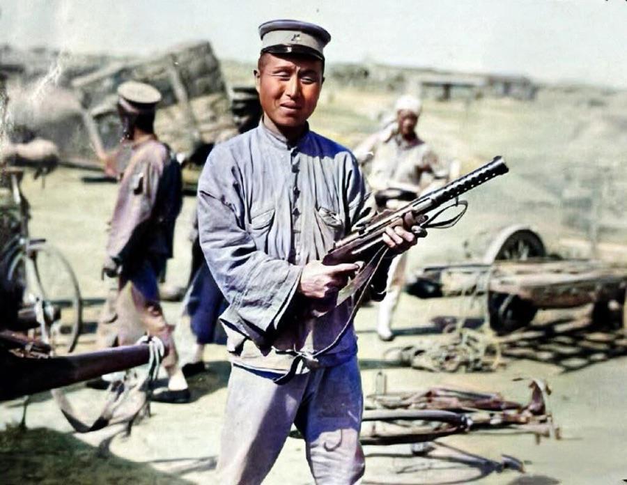 民国初期，一名士兵正手握MP18冲锋枪！军帽很小，看着很别扭啊！该冲锋枪绰号