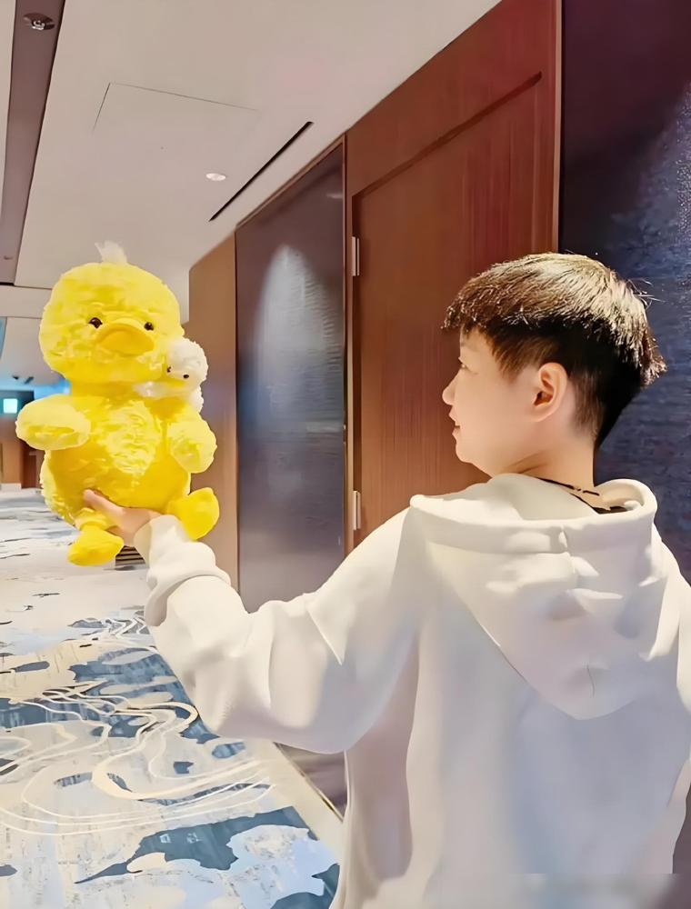 莎莎这次的诊断结果出来了，脚踝韧带扭伤+足底筋膜炎，医生给她下了“禁足令”。按照