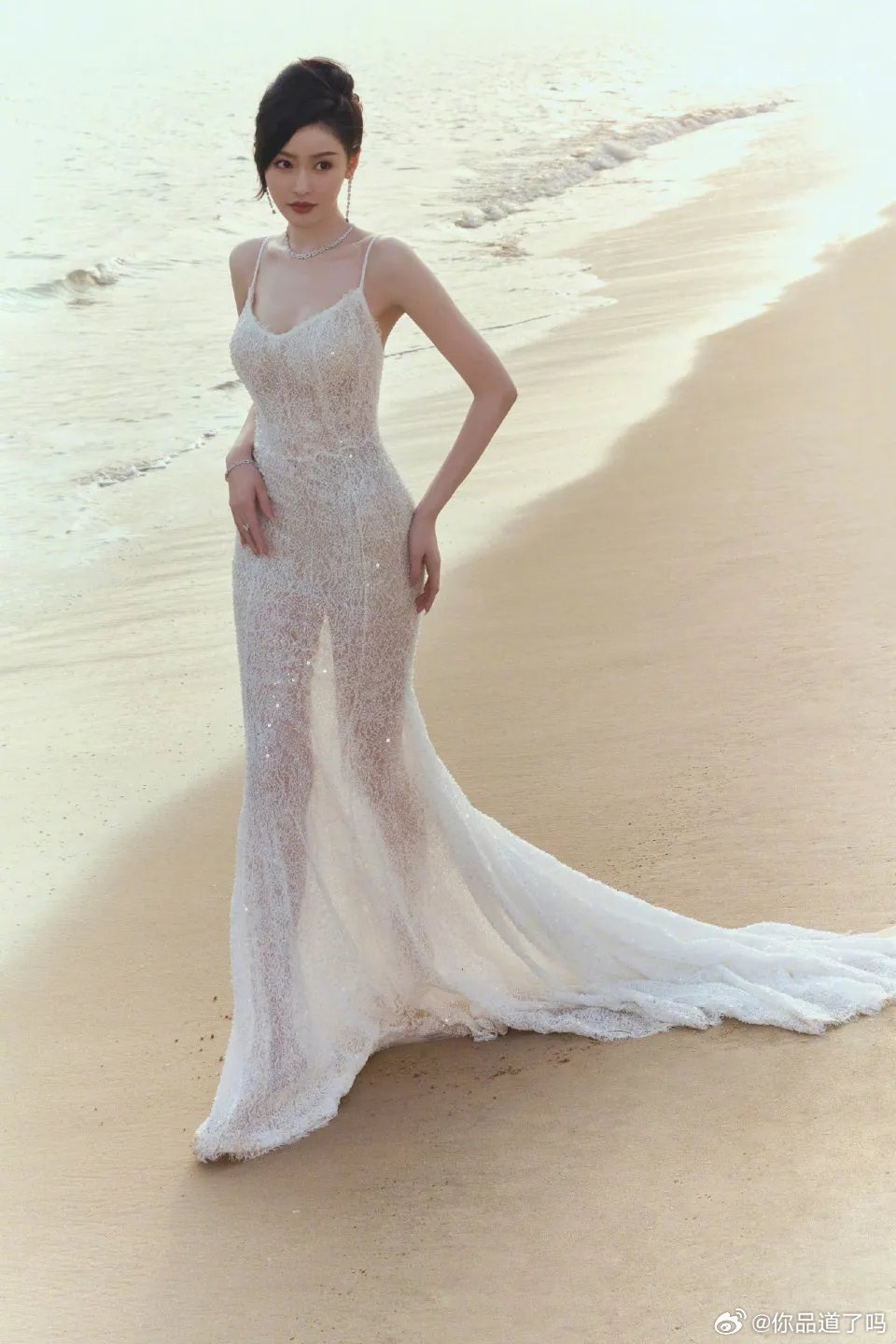 张天爱在《乘风2026》初见面直播中的状态引发讨论，面部轮廓的变化让部分网友猜测