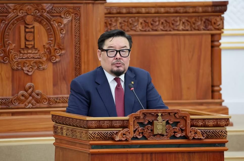 不能再把这事当成一次普通换总理了。2026年3月，赞丹沙塔尔真的走了，而且这已经