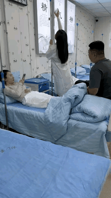 老婆生病住院，老公在床陪护，护士小姐姐来换吊瓶，踮起脚尖，还是差那么一点点。老