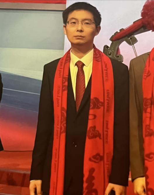 宇树上市，创始人王兴兴全程板着脸，网友说他不高兴最近宇树上市引发全网股民关注，王兴兴摇身一跃成为新晋