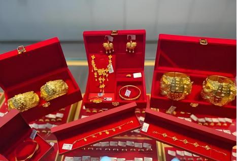 “娶对人了！”近日广东广州，一对情侣结婚，可由于现在金价太高，妻子不忍心丈夫花大
