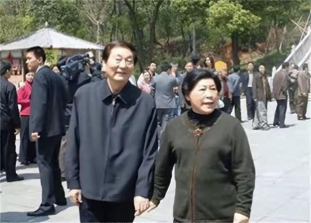 一位记者曾问朱老：“听说您天不怕地不怕，唯独怕夫人劳安？”一向严肃的朱老听完，罕