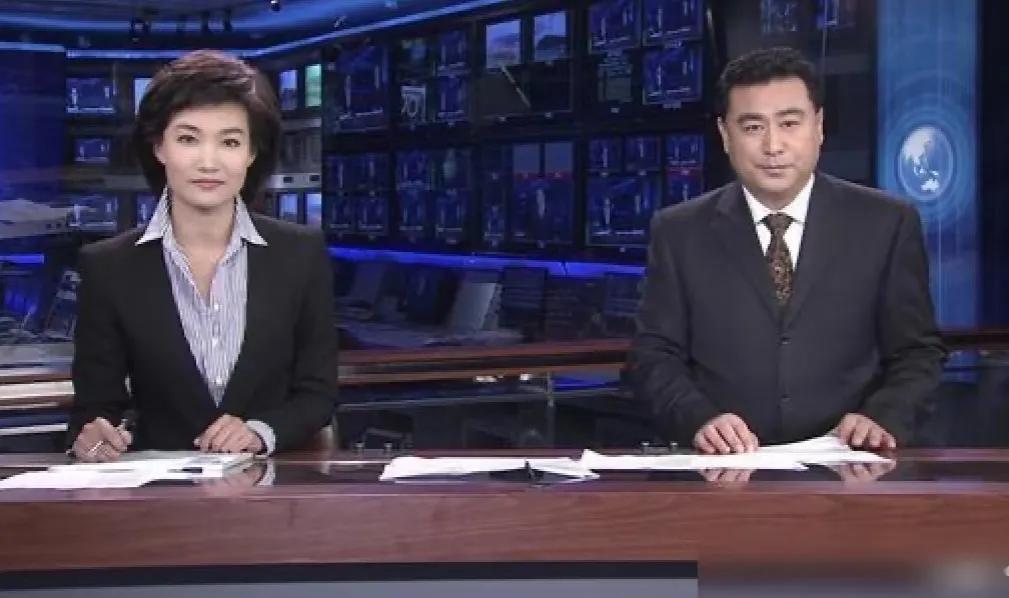 谁能想到呢？前央视新闻主播张宏民坐在街头凳子上吃冰淇淋的照片成了他退休后最大的争