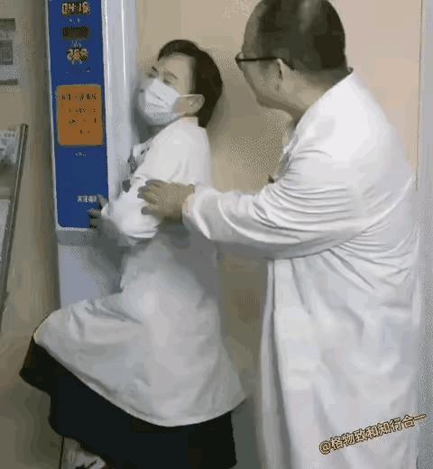 “医生眼里不分男女？”某医院里，一女医生对男医生说，自己这两天痔疮犯了，有点不舒