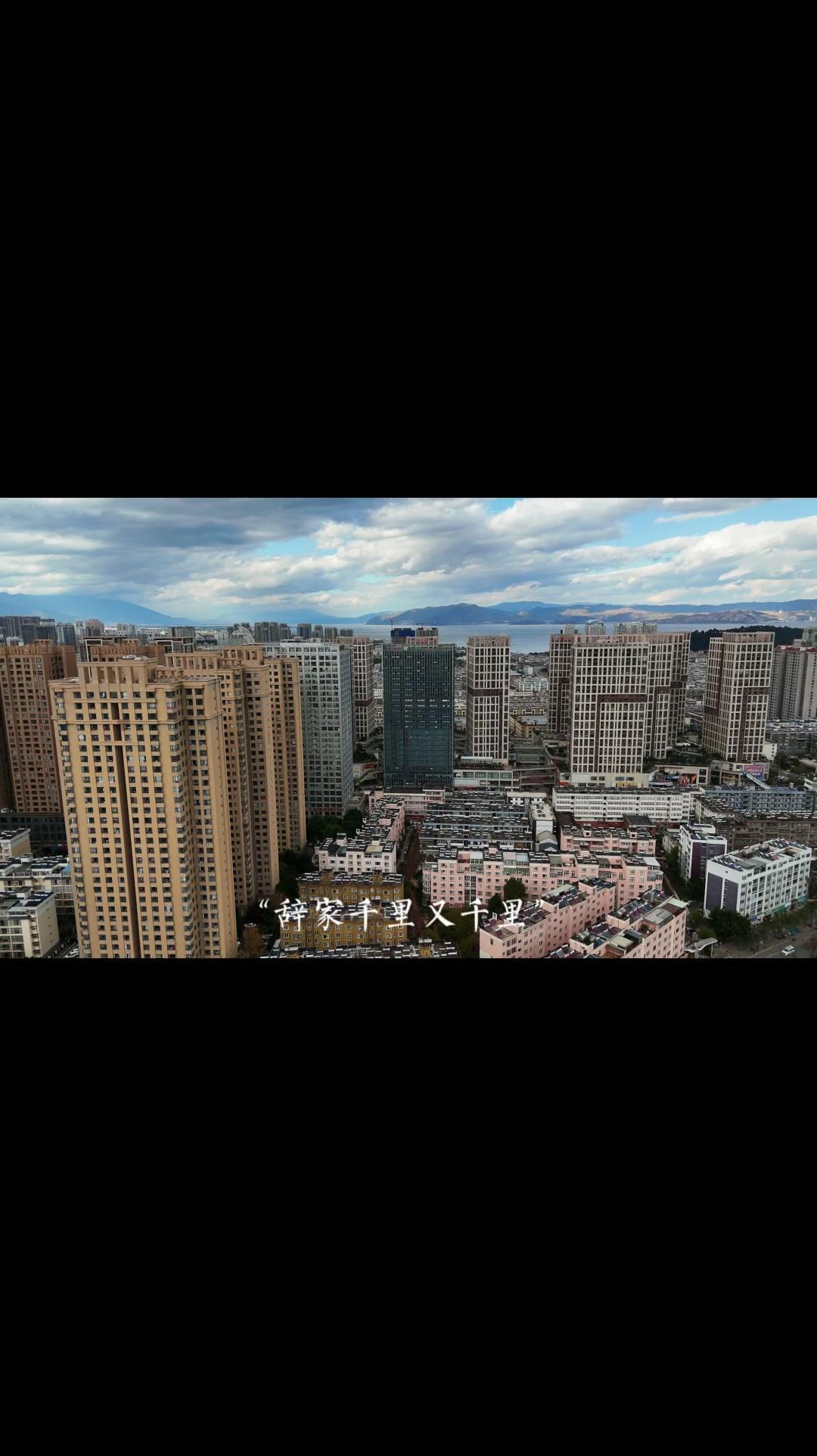 在大理找到个神仙机位，既能拍到都市感街景，又能把洱海波光粼粼的样子框进去，像把两