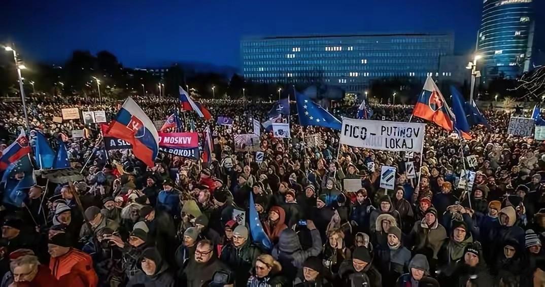 斯洛伐克爆发全国性抗议活动。​当地时间12月16日斯洛伐克媒体报道：全国各地爆