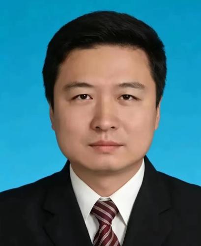 这是贾平凹的女婿、贾浅浅的丈夫贾少龙。贾少龙比贾浅浅大2岁。两人都是陕西人，相识