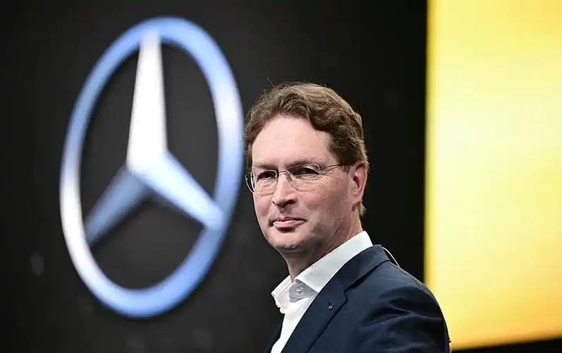 利润暴跌48.8%，少赚约400亿！奔驰从加价神坛跌到官降6.9万，电动车时代撕