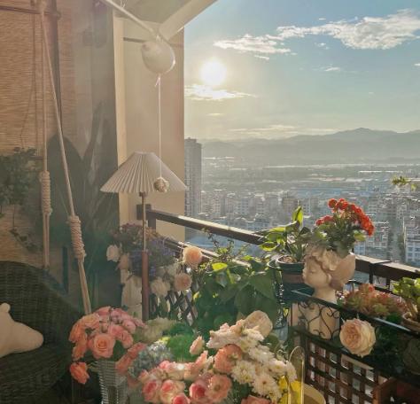 我家装修那会儿，亲戚朋友都劝我：阳台必须封！不然灰尘大、不安全、还浪费空间。我妈