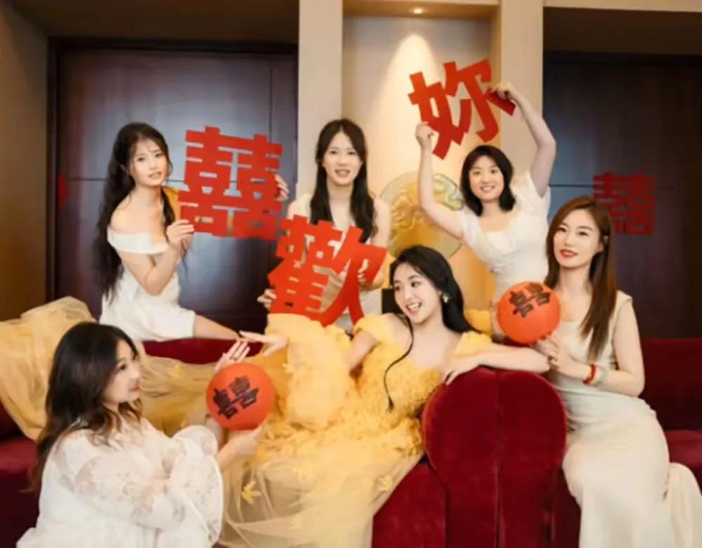 金龟子的女儿大婚，婚礼现场非常热闹，这才是抱着儿子结婚，让儿子见证了爸妈的幸福！