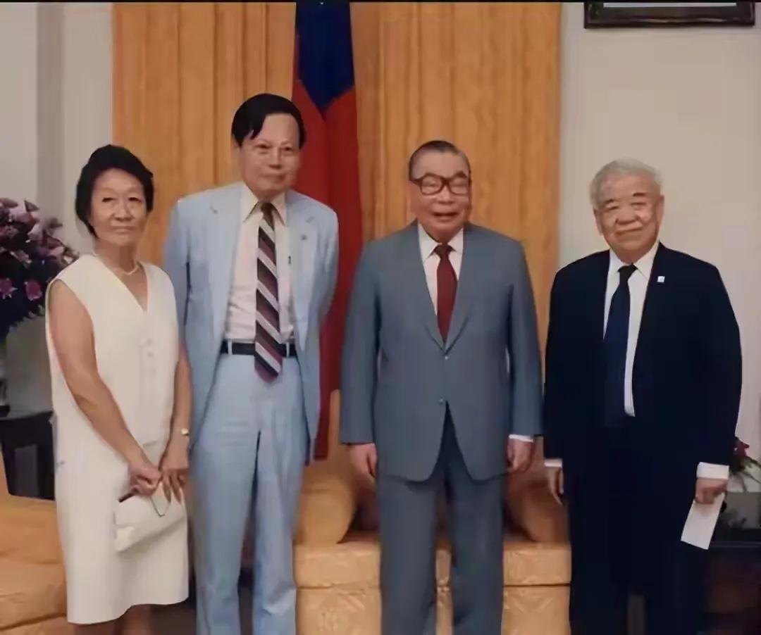 1986年，杨振宁携夫人杜致礼赴台出席活动，与蒋经国和恩师吴大猷的合影，蒋经国当