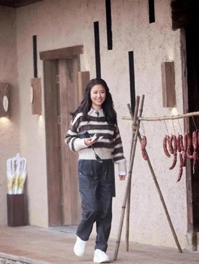 49岁林心如增肥后美得更有质感，羽绒服搭阔腿裤的装扮清爽减龄，第一眼看到真没认