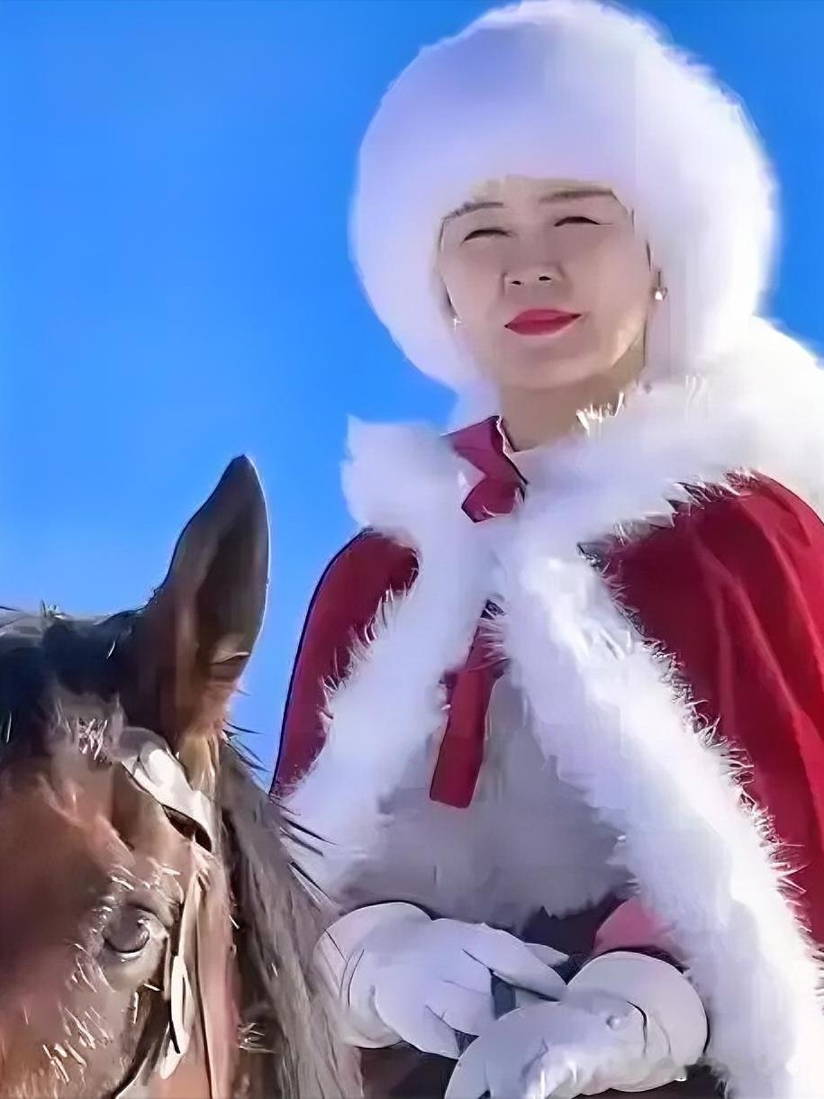 晨光刚漫进窗棂时，群里那条“贺娇龙出事了”的消息像块石头砸进水里。有人紧跟着贴出