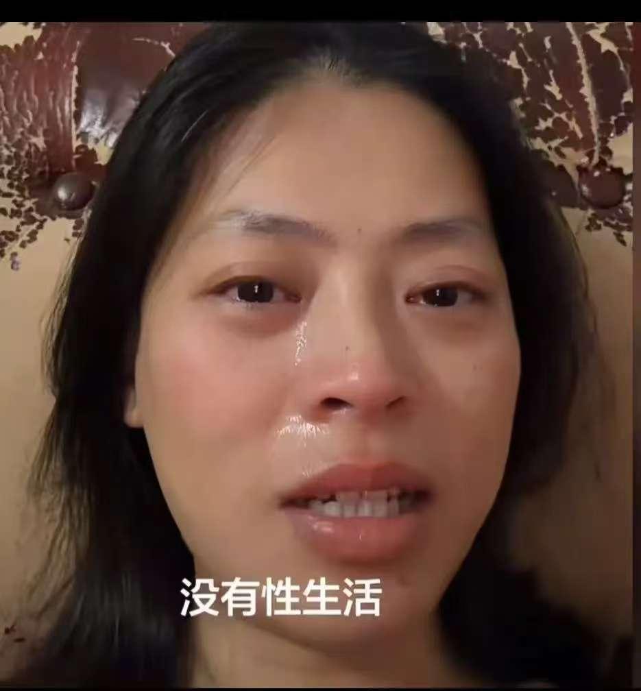 “十年婚姻，我活成了一个透明人。没有陪伴，没有经济支撑，连最基本的夫妻相处都成了