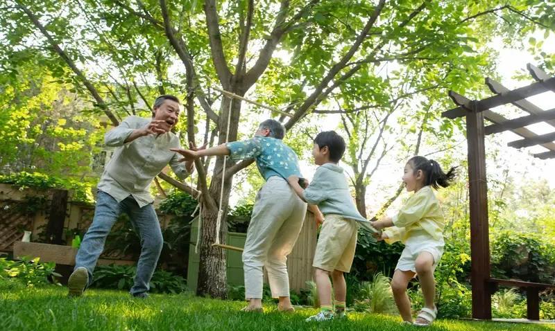 令人不适的15种低情商行为1、爱抢话插言。2、不喜理他人。3、爱讥笑别人。