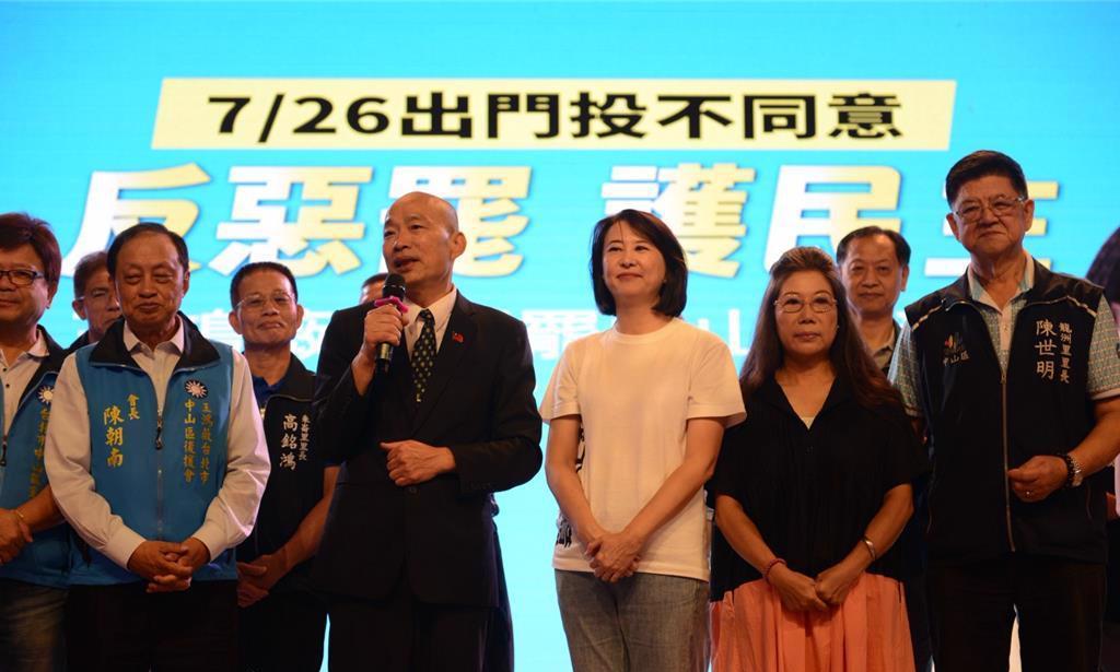 韩国瑜引吭高歌力挺王鸿薇，批罢免是政治屠杀7月26日台湾即将迎来24席立委罢免