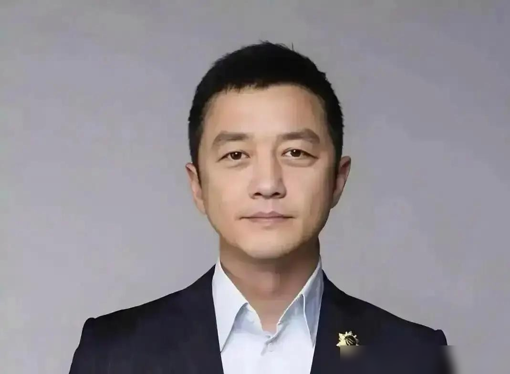 李亚鹏在曼谷机场，一脚踹翻了记者的相机。2008年，李嫣才两岁。记者把镜头怼到孩子脸上，李亚鹏先好言