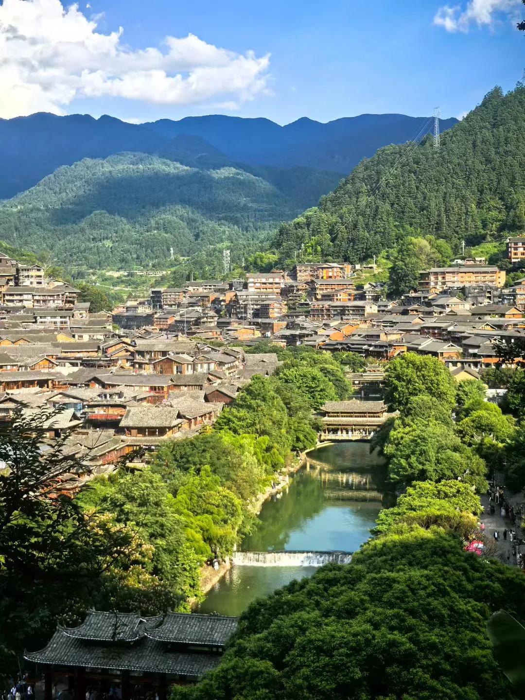 站在贵州西江千户苗寨的观景台，望着这错落有致的吊脚楼，被群山绿水温柔环抱，突然就