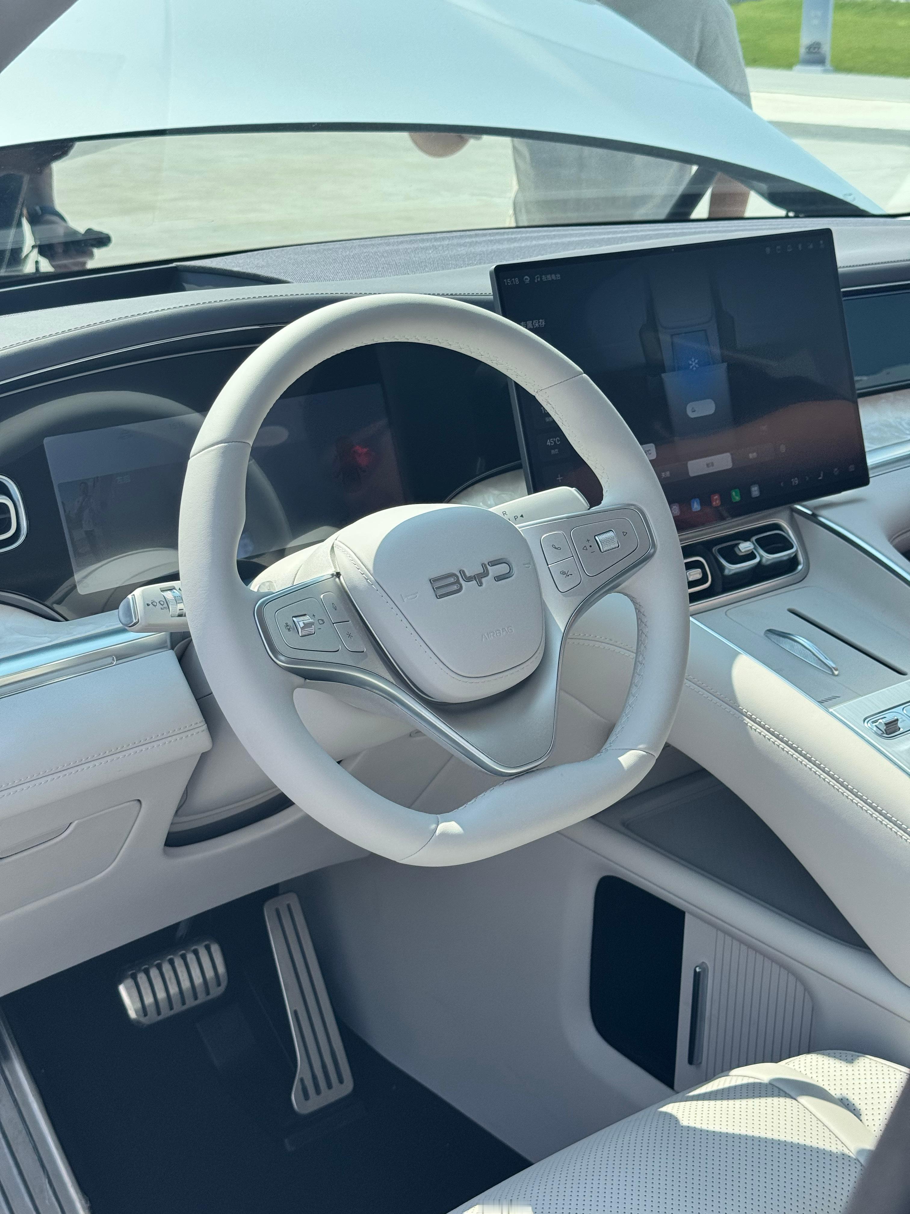 今天来成都看海狮08，海洋网的中大型旗舰SUV，5.1米车长，侧面挺霸气，纯电、