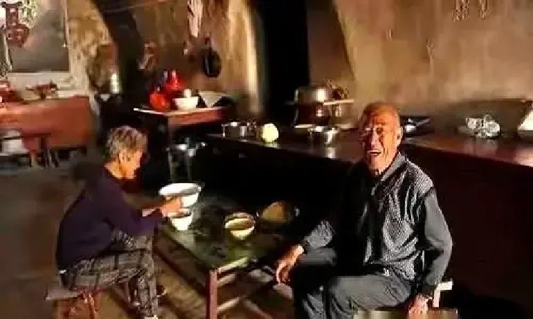 上周跟老友喝茶，他叹着气说给闺女每月补贴的5000块，转头就被女婿偷偷转给了在农