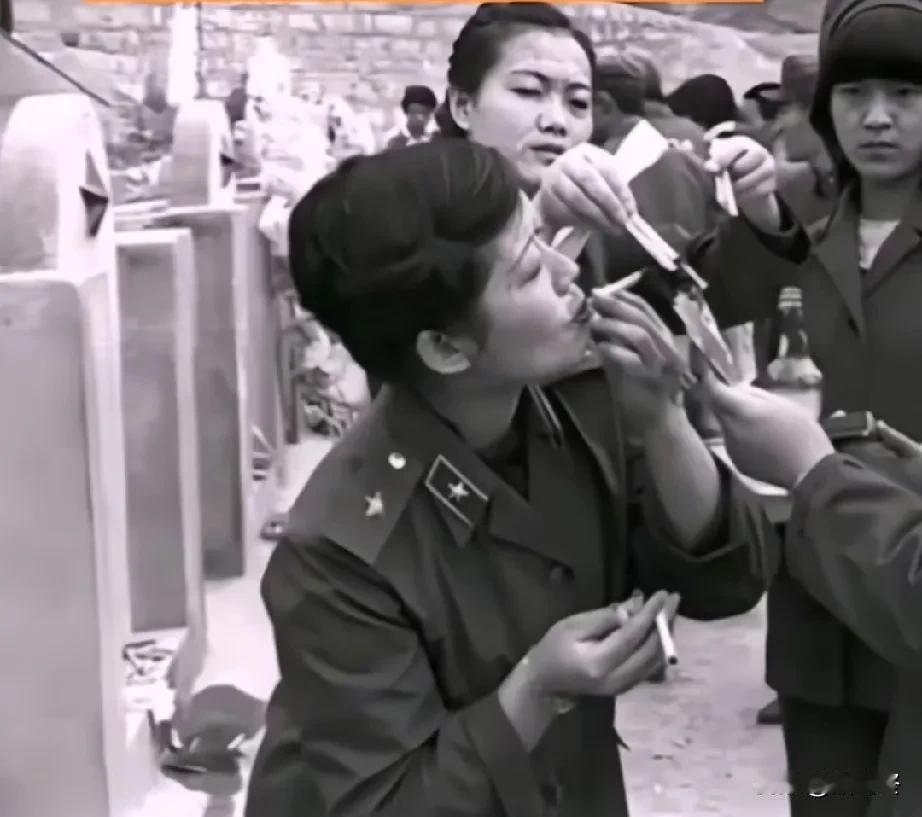 1987年清明节，战地女神于捷在麻栗坡陵园为九百多位烈士点烟。麻栗坡烈士陵园