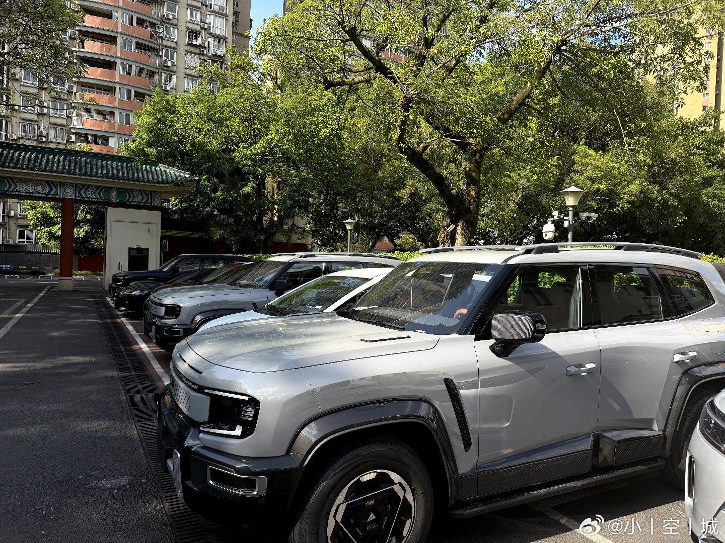 街头偶遇全新深蓝G318路试实车！经典方盒子硬派造型，气场辨识度双在线...