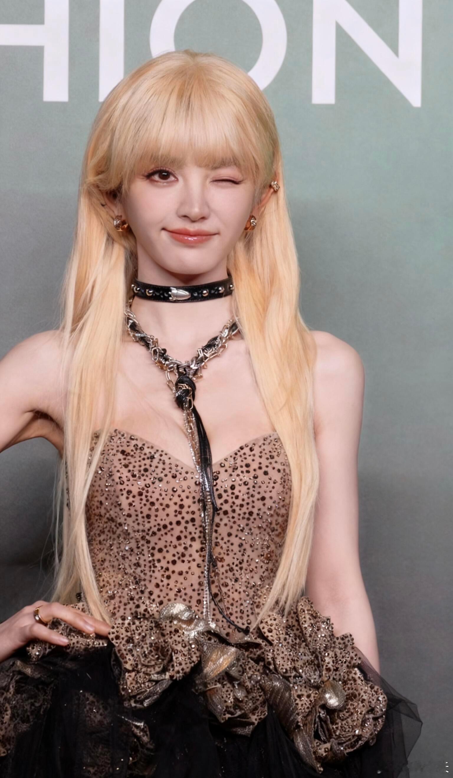 猫塑田曦薇，小黄毛也可以是美女。