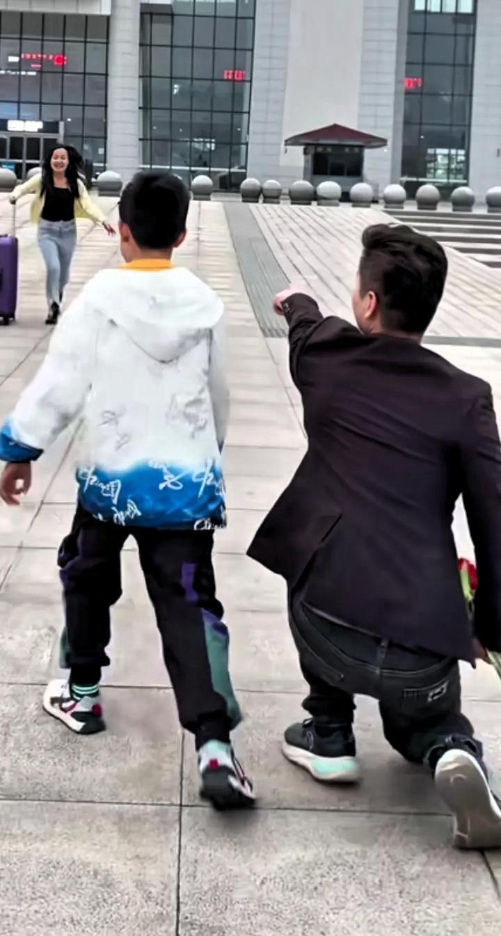 泪酸！先低头不丢人，离婚二年，相思两年，一个未娶，一个未嫁，房子是夫妻俩买的，孩