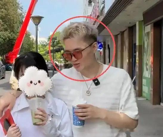 韦雪女儿上大学，陈平亲自护送，一头白发惹眼，老师差点认错​