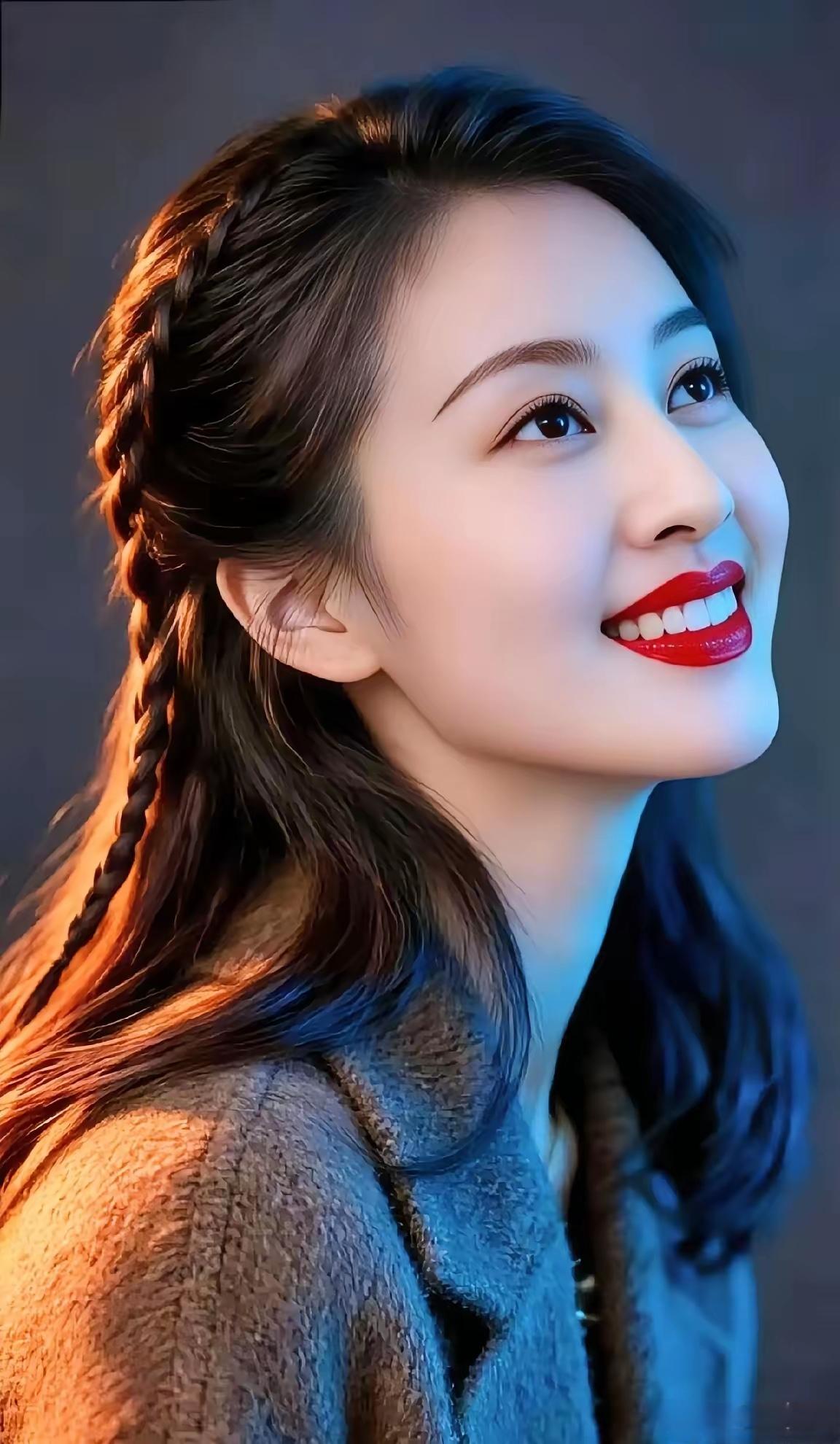 如同清泉或一杯回甘的清茶，初看平淡，细品却悠长难忘，令人敬佩且心生向往。‌‌