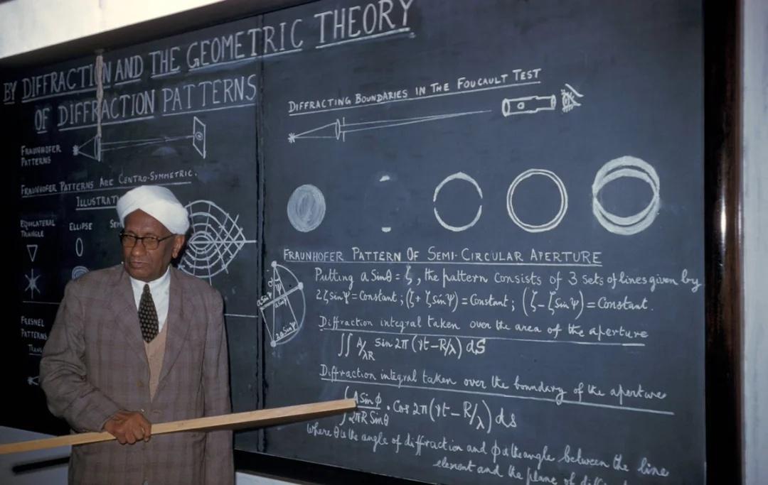 他是第一位获得诺贝尔科学奖的亚洲人20世纪60年代左右，拉曼博士正在讲解
