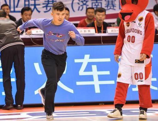 男子高中未毕业在cba擦地现拿20万年薪 王治郅要帮他去美国擦nba