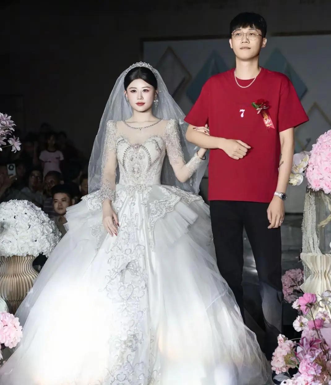 41岁的爸爸牵着22岁闺女出嫁，往台上一站愣是比新女婿还显年轻！​​​